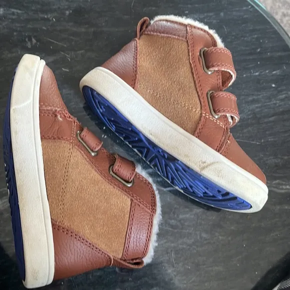 UGG Rennon II chestnut Boots with Velcro Straps and Fleece Lining